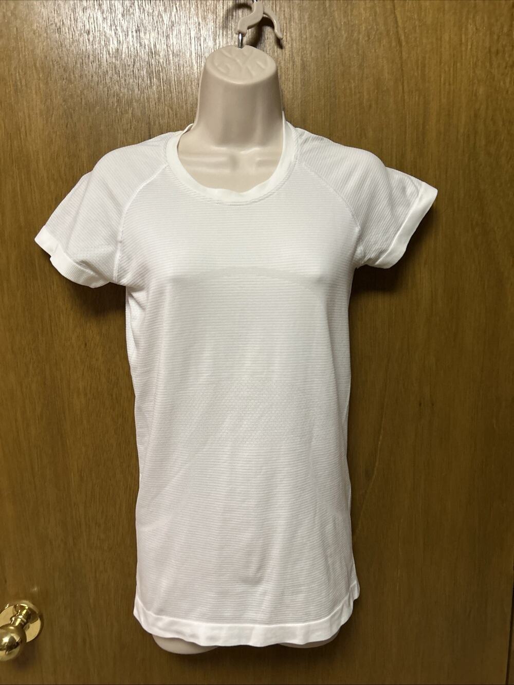 Lululemon size 6 Swiftly Tech Short-Sleeve T-Shirt Hip Length White Workout G26